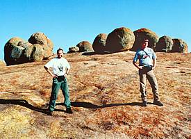 Große Sandsteinkugeln am Rhodesgrab