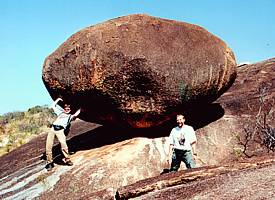 Eine von zahllosen Steinkugeln im "Matobo Nationalpark"
