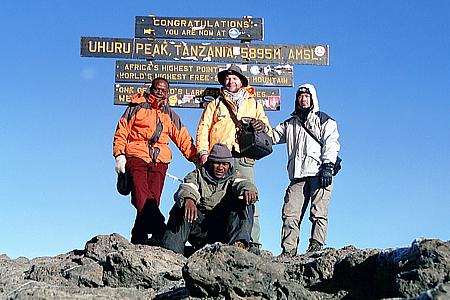 5895 m ü.NN - Uhuru Peak - der Höchste Punkt Afrikas / Kilimandscharo / Tansania (2004)