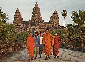 Buddhistische Priester vor dem gewaltigen Tempelkomplex