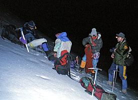 Kurz nach Mitternacht: Beginn des Aufstiegs zum Gipfel