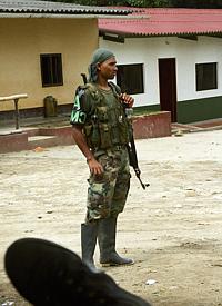 Paramilitärs (sog. "Todesschwadron") kontrollieren die Sierra
