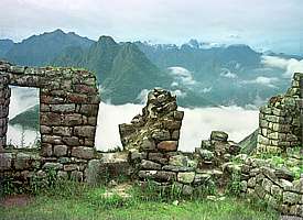 Hoch über den Wolken: die Mauerreste von "Wiñaywayna"