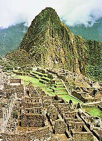 "Machu Picchu" vor der Silhouette von "Waynapicchu"