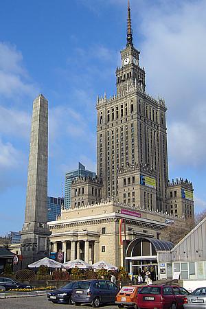 Vor dem "Kulturpalast" in Warschau / Polen (2006)