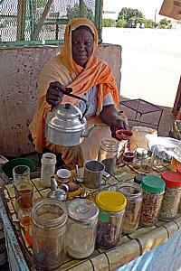 Zu Gast bei einer Teeverkäuferin in Karima