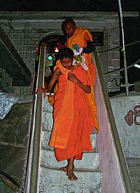 Buddhistische Mönche am Tempel "Sri Pada"