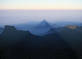 Der kegelförmige Schatten des "Adam's Peak"
