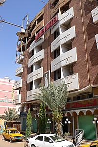 Das "Damah Hotel" mit Waschbecken auf dem Balkon