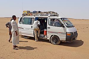 Im Minibus durch die Nubische Wüste