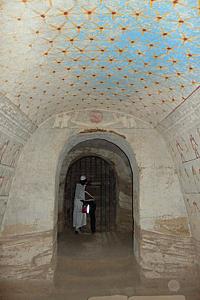Ein blauer Sternenhimmel über der Grabkammer von Königin Qalhata