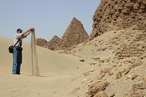 Sanddünen vor den Pyramiden von Nuri