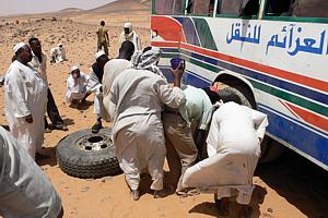 Reifenpanne in der Bayuda Wüste