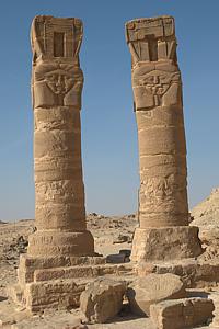 Zwei antike Säulen am Fuß des Dschebel Barkal